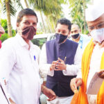 कर्जमाफी मिळण्यासाठी राज्यमंत्री सत्तार यांना निवेदन