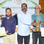 स्वच्छतेत योगदान देणा-या नागरिक व संस्थांचा सत्कार