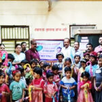 प्राथमिक व अंगणवाडी विद्यार्थ्यांना छत्री वाटप