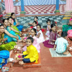 गुरूपौर्णिमेला मुलांकडून आईची पाद्यपूजा