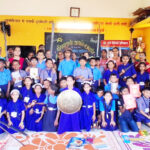 विद्यार्थ्यांनी हाताळली शिवकालीन हत्यारे