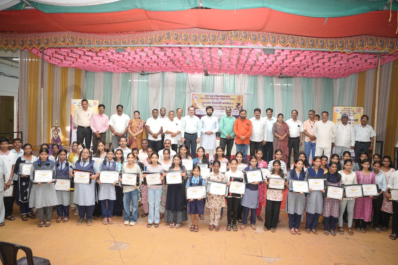 विद्यार्थ्यांना चांगल्या हुद्यावर झळकविण्यासाठी आमचे प्रयत्न-विशाल परब