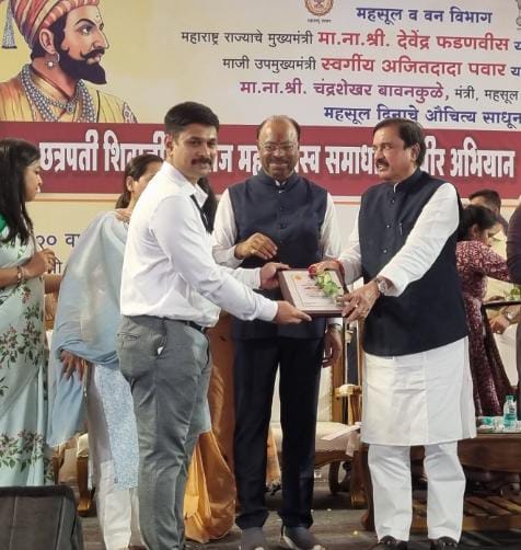 उत्कृष्ट कामगिरीबद्दल तहसीलदार ओंकार ओतारी पुरस्काराने सन्मानित