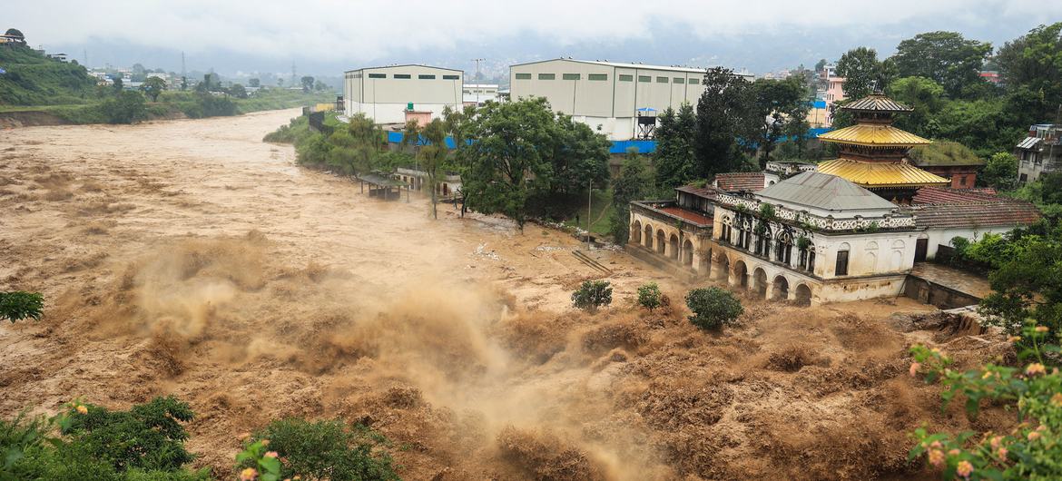 नेपाळचा जलप्रलय आणि आपल्यासमोरील पर्यावरणीय धोक्यांची घंटा!